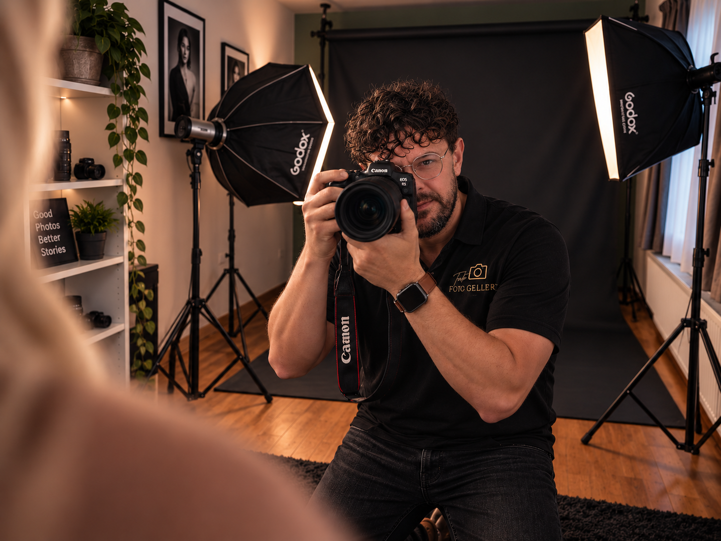 Fotograf René bei einem Shooting in seinem Studio